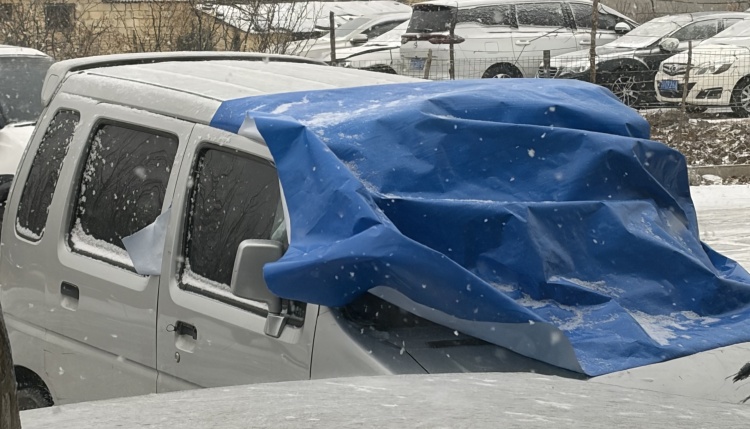 Uporaba PE ponjav za pokrivanje vozil v snežnem vremenu